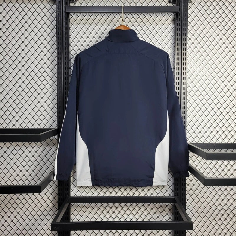 Cortavientos del Real Madrid azul marino con blanco y verde