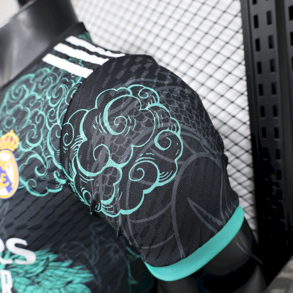 Real Madrid Edición Dragón Negro y Verde 2025/26 Versión Jugador