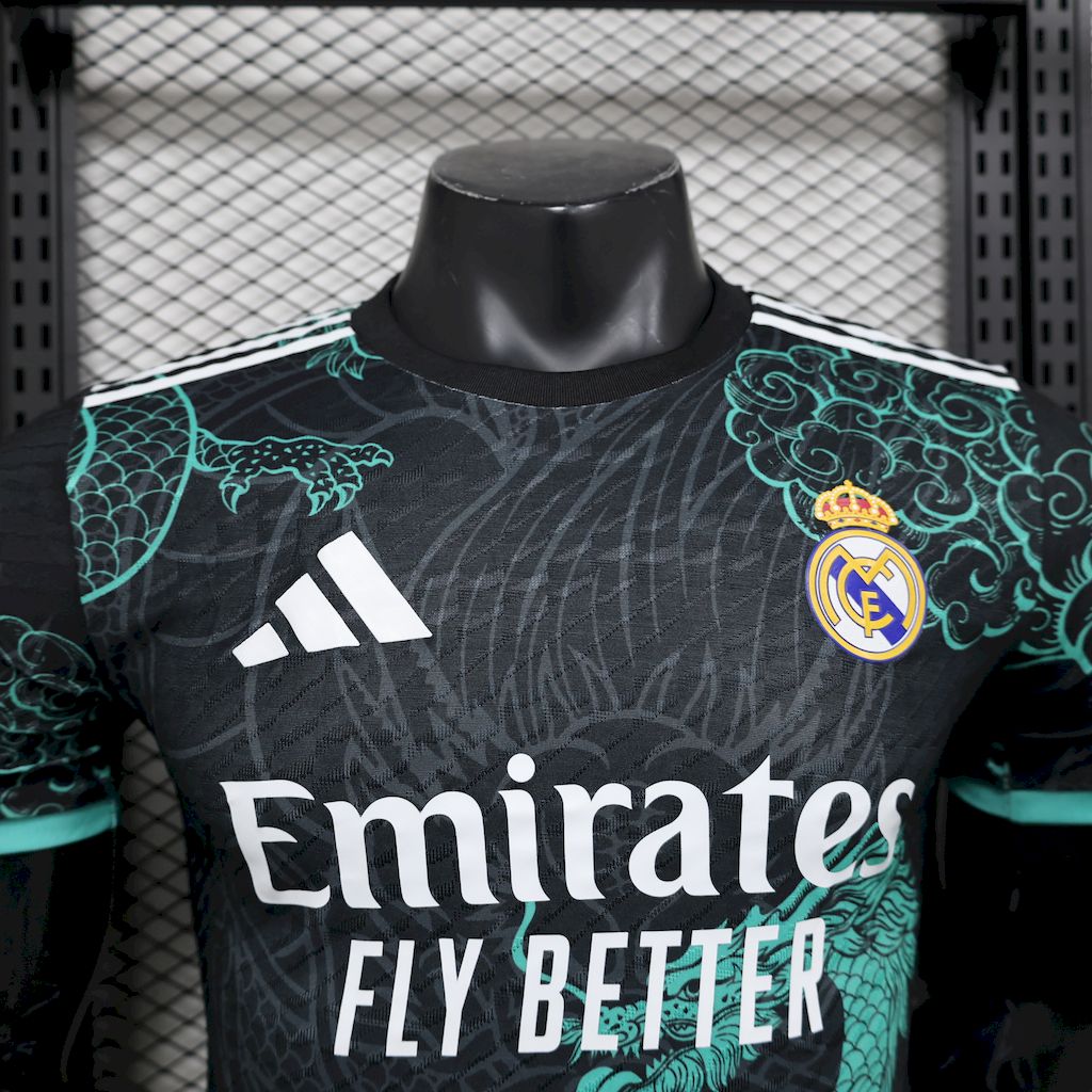 Real Madrid Edición Dragón Negro y Verde 2025/26 Versión Jugador