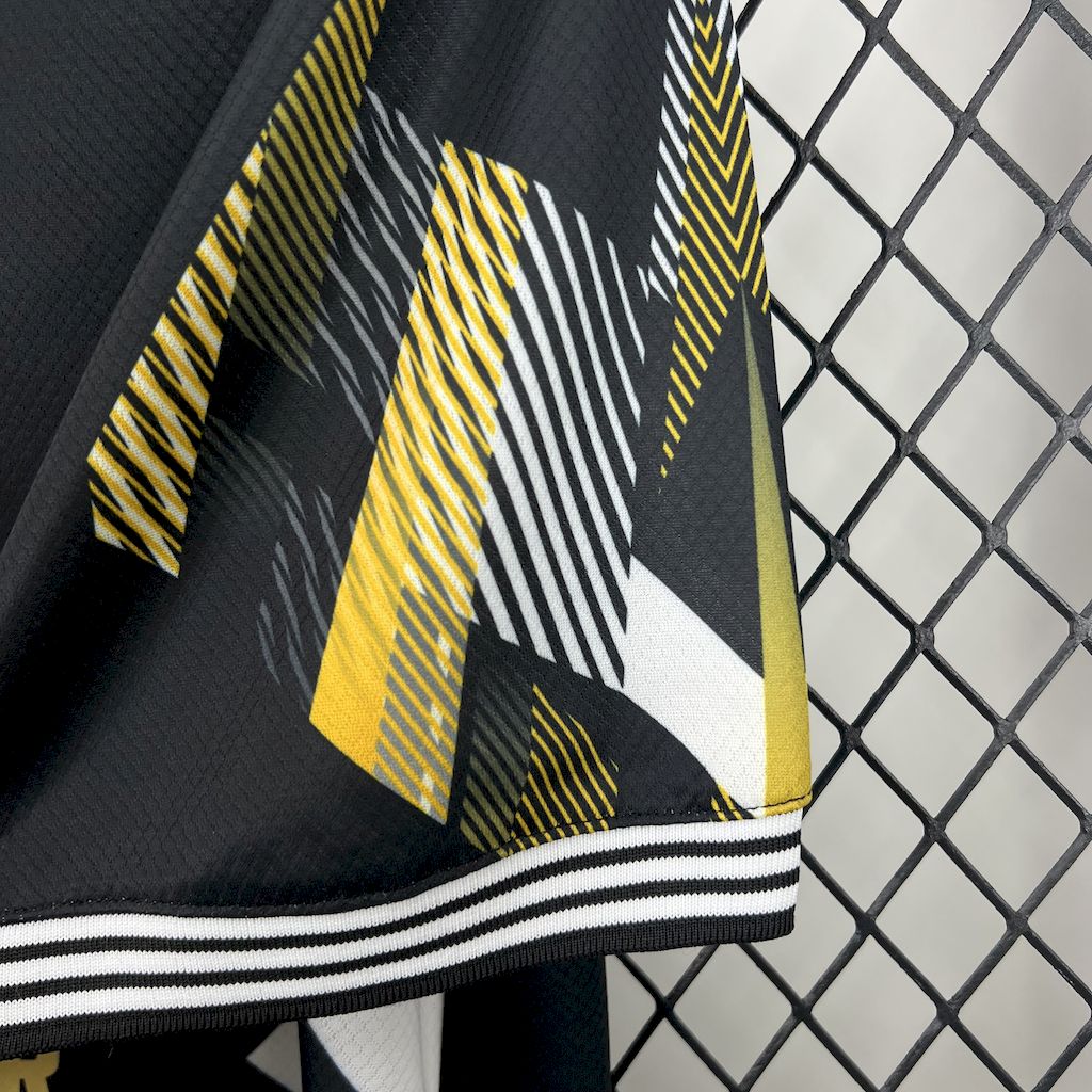 Real Madrid Edición Especial Retro 2025/26 Versión Fan