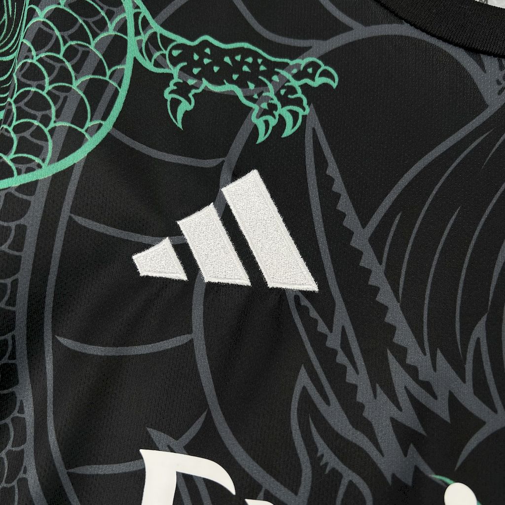 Real Madrid Edición Dragón Negro y Verde 2025/26 Versión Fan