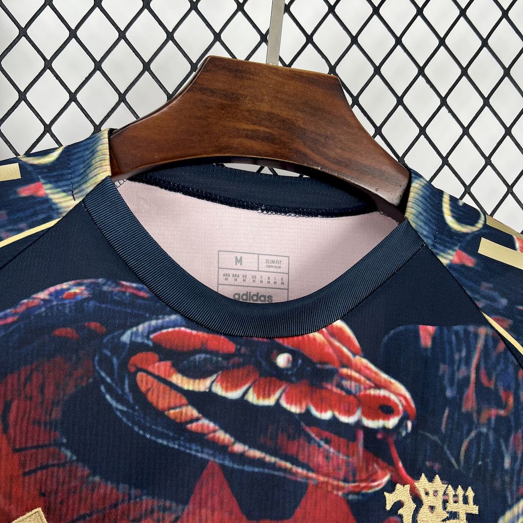 Camiseta Manchester United "Red Snake" 2025/26 Versión Fan