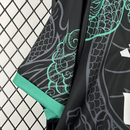 Real Madrid Edición Dragón Negro y Verde 2025/26 Versión Fan