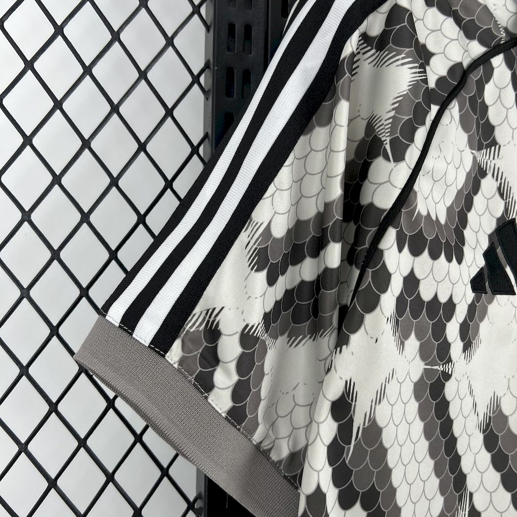 Camiseta Bayern Munich "Edición Especial Escamas Blancas" 2025/26 Versión Fan