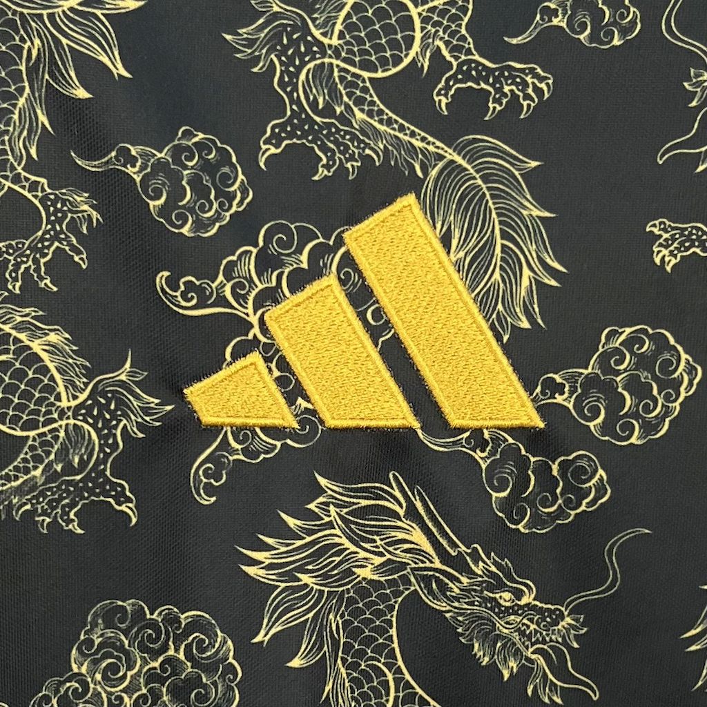 Real Madrid Edición Golden Dragon 2025/26 Versión Fan