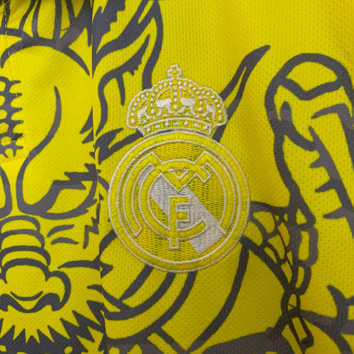 Real Madrid Edición Yellow Dragon 2025/26 Versión Fan
