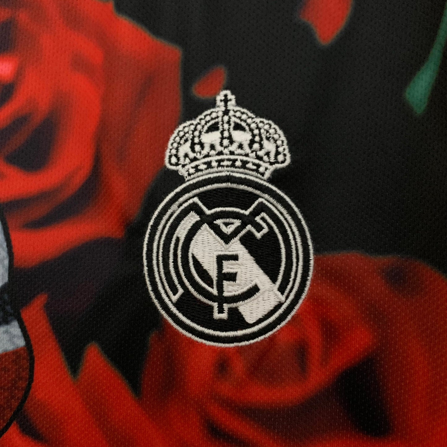 Real Madrid Edición Red Rosas 2025/26 Versión Fan