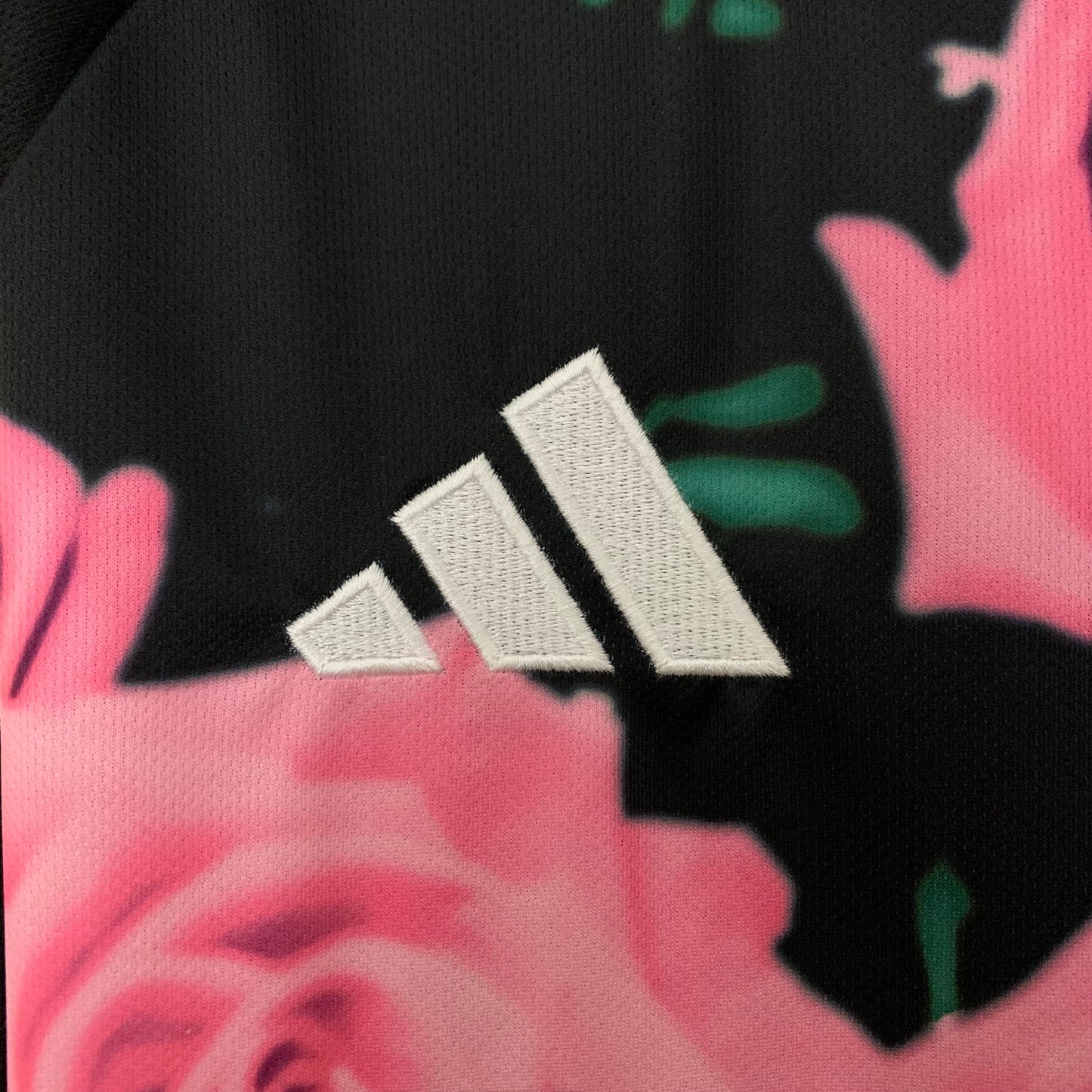 Real Madrid Edición Pink Rosas 2025/26 Versión Fan