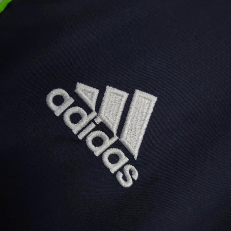 Cortavientos del Real Madrid azul marino con blanco y verde