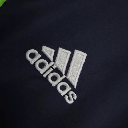 Cortavientos del Real Madrid azul marino con blanco y verde