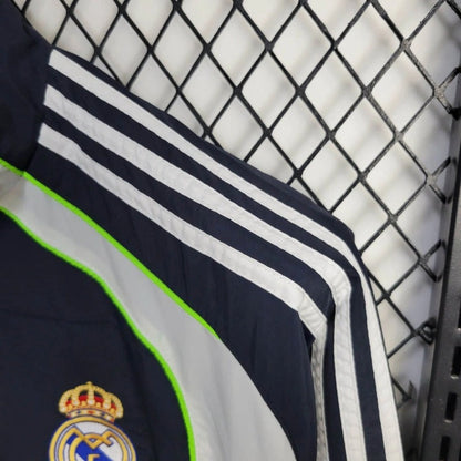 Cortavientos del Real Madrid azul marino con blanco y verde